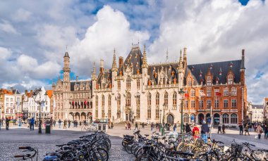 Brugge, Belçika - 22 Şubat 2016: Grote Markt Meydanı Ortaçağ şehri Brugge, Belçika