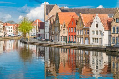 Bruges, Belçika 'da bir kanal boyunca ortaçağ binaları