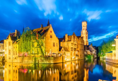 Bruges 'deki Kanal ve Belçika' nın Brugge kentindeki ünlü çan kulesi.