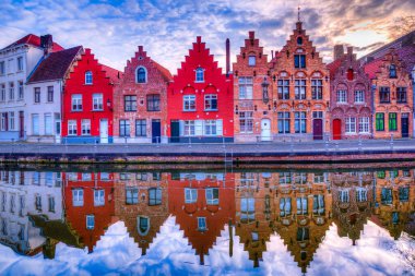 Bruges, Belçika 'da bir kanal boyunca ortaçağ binaları