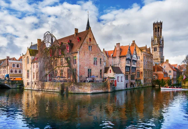 Famosa Torre Belfry Edifícios Medievais Longo Canal Bruges Bélgica — Fotografia de Stock