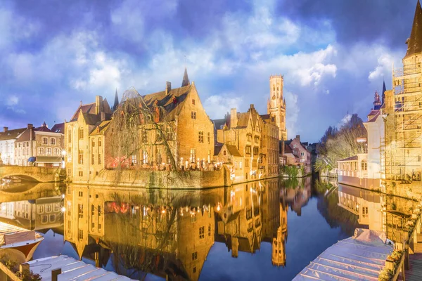 Torre Belfry Edifícios Medievais Longo Canal Bruges Bélgica — Fotografia de Stock