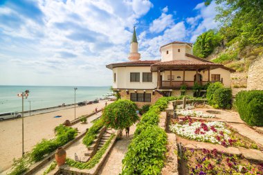 Romanya Kraliçesi Marie 'nin Balchik Kalesi Bulgaristan' ın Karadeniz kıyısında