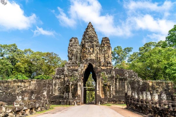 カンボジアのシェムリアップ アンコールトムへの入り口ゲートのある風景 — ストック写真