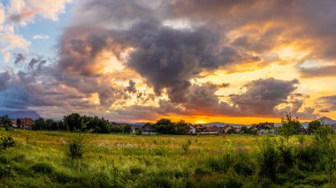 Gün batımında dramatik bulutlarla arka plan