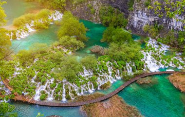 Hırvatistan 'daki Plitvice Gölleri Ulusal Parkı' nda çağlayanlar ve turizm yolları