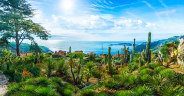 Akdeniz kıyı şeridindeki muhteşem manzara, Eze köyünün Fransız Riviera kıyısındaki tepesi, Cote d 'Azur, Fransa