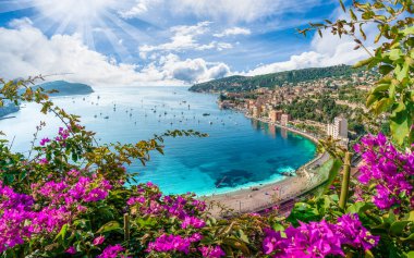 Ortaçağ kasabası Villefranche sur Mer ile Fransız Riviera sahilinin havadan görünüşü, Fransa 'nın güzel bölgesi.