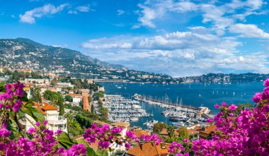 Ortaçağ kasabası Villefranche sur Mer ile Fransız Riviera sahilinin havadan görünüşü, Fransa 'nın güzel bölgesi.