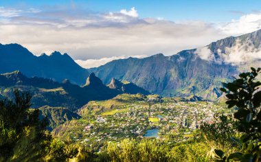 La Reunion Adası, Cilaos Sirki 'ndeki Cilaos kasabasıyla manzara