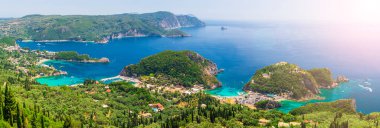 Paleokastritsa Körfezi 'nin panoramik manzarası, Korfu Adası, Yunanistan