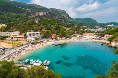 Yunanistan 'ın Korfu adasındaki Paleokastritsa' daki muhteşem manzara mavisi koy