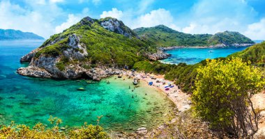 Porto Timoni plajının vahşi mavi gölü, Korfu adası, Yunanistan