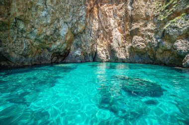 Palaiokastritsa, Korfu Adası, Yunanistan 'ın şaşırtıcı mavi gölü