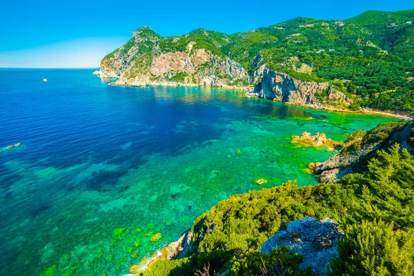 ギリシャのコルフ島にあるPaleokastritsaの素晴らしい風景の紺碧の湾 — ストック写真