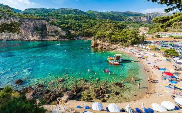 希腊科孚岛Paleokastritsa美丽的海滩和小船 — 图库照片