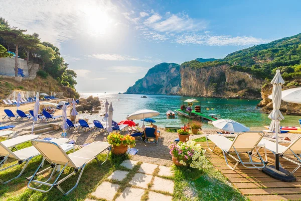 Ligstoelen Parasols Het Strand Corfu Griekenland — Stockfoto