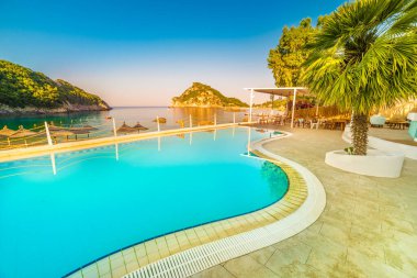 Paleokastritsa 'daki güzel havuz ve plaj, Korfu adası, Yunanistan