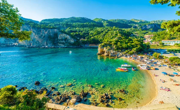 Paleokastritsa 'daki güzel sahil ve tekne, Korfu adası, Yunanistan