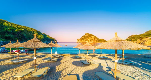 Strand Stoelen Parasols Bij Zonsopgang Het Dorp Paleokastritsa Eiland Corfu — Stockfoto