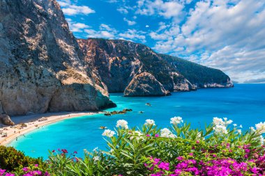 İyon Denizi 'ndeki Porto Katsiki plajı, Lefkada Adası, Yunanistan.