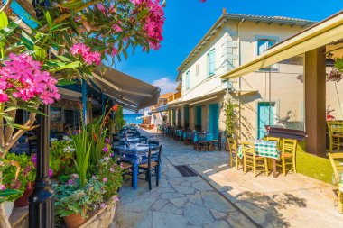 Yunanistan 'ın Lefkada kentindeki Agios Nikitas köyünde geleneksel restoran ve taverna