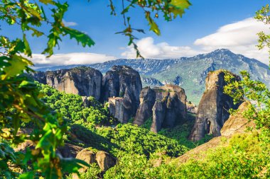 Manastır ve kaya oluşumları Meteora, Yunanistan ile manzara.