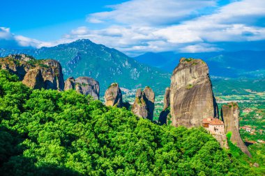 Manastır ve kaya oluşumları Meteora, Yunanistan ile manzara.