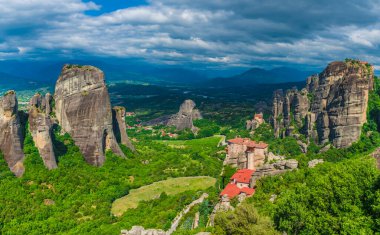 Manastır ve kaya oluşumları Meteora, Yunanistan ile manzara.