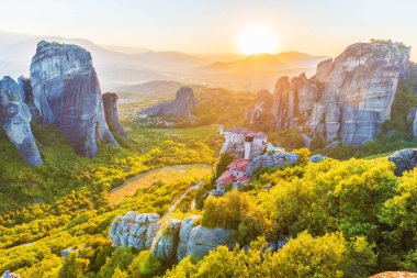 Manastır ve kaya oluşumları Meteora, Yunanistan ile manzara.
