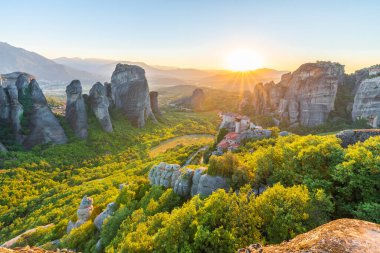 Günbatımında Roussanou Manastırı ve kaya oluşumlarıyla manzara, Meteora, Yunanistan.
