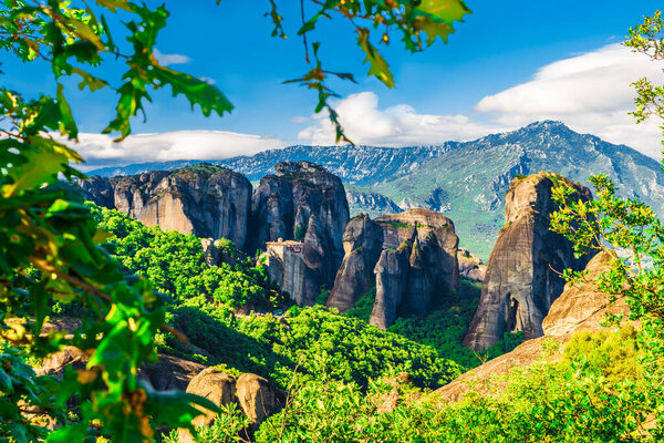 Пейзаж с монастырями и скалами в Метеоре, Греция
.