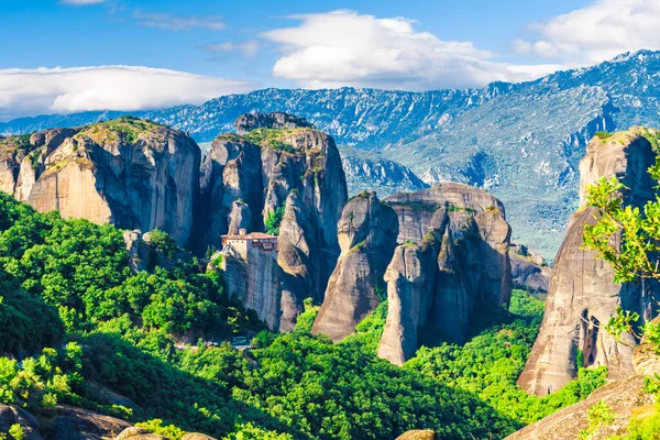 Manastır ve kaya oluşumları Meteora, Yunanistan ile manzara.