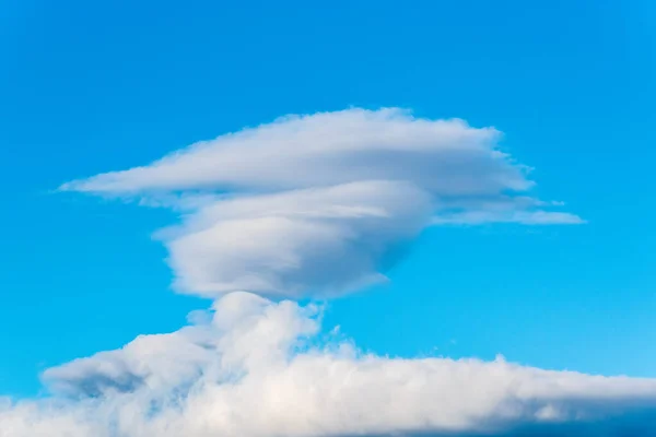 晴れた日の青空の雲の背景 — ストック写真