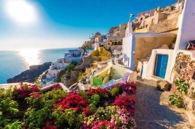 Oia, Santorini adaları ve Yunanistan üzerine panoramik manzara