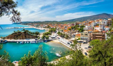 Yunanistan 'ın Thassos adasındaki Limenaria şehri ve limanı ile manzara