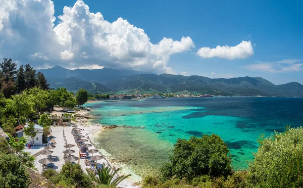 Yunanistan 'ın Thassos adasının başkenti ve ana limanı Limenas Thasou' da Panoramik Görünüm