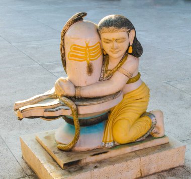 İbadet edenin heykeli puja to yoni lingam