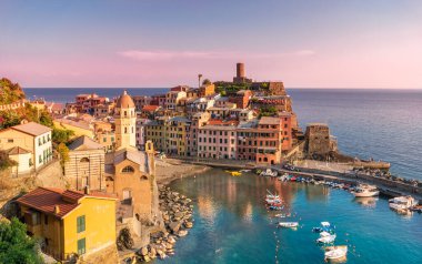 Vernaza, Cinque Terre, İtalya 'daki sahil limanı köyü.