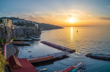 Gün batımında Sorrento ile manzara, amalfi sahili, İtalya