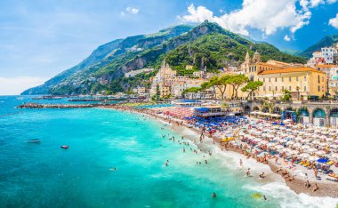 İtalya 'nın ünlü Amalfi kıyısındaki muhteşem Amalfi kasabası plajı manzarası