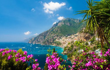 İtalya 'nın ünlü Alamfi Sahili' ndeki Positano kasabasıyla manzara