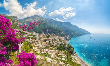 İtalya 'nın ünlü Alamfi Sahili' ndeki Positano kasabasıyla manzara
