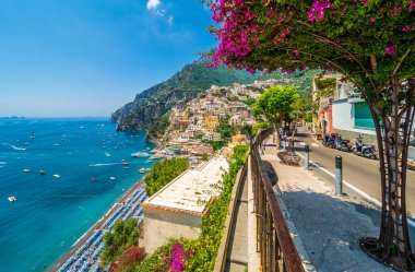 İtalya 'nın ünlü Alamfi Sahili' ndeki Positano kasabasıyla manzara