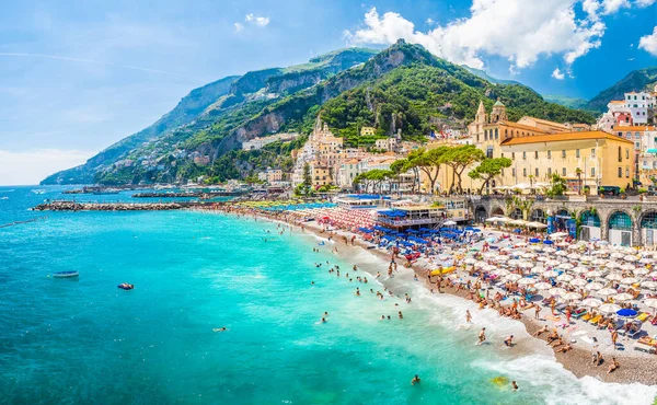 有名なアマルフィ海岸 イタリアのアマルフィ町の素晴らしいビーチと風景 — ストック写真