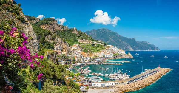 Talya Nın Ünlü Amalfi Kıyısındaki Amalfi Kasabasıyla Manzara — Stok fotoğraf