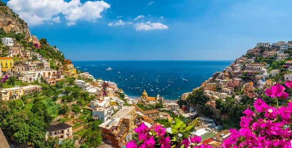 Talya Nın Ünlü Alamfi Sahili Ndeki Positano Kasabasıyla Manzara — Stok fotoğraf