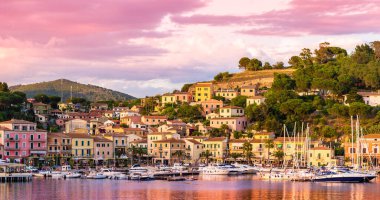 Limanda ve köyde gün batımında Porto Azzurro, Elba adaları, Toskana, İtalya