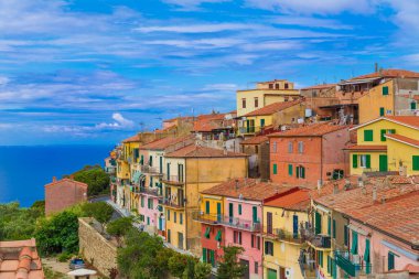 Elba Adası, Toskana, İtalya ve Avrupa 'nın Capoliveri köyü manzarası.