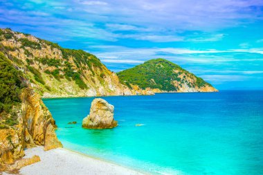 Sansone sahilinin panoramik manzarası, Elba Adası, Toskana, İtalya.